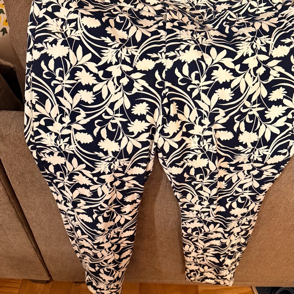 Old Navy Navy and White Pixie Skinny Floral Leggings